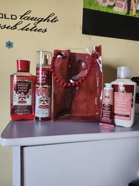 Bath & Body Works Winter Candy Apple Gift Set - Red